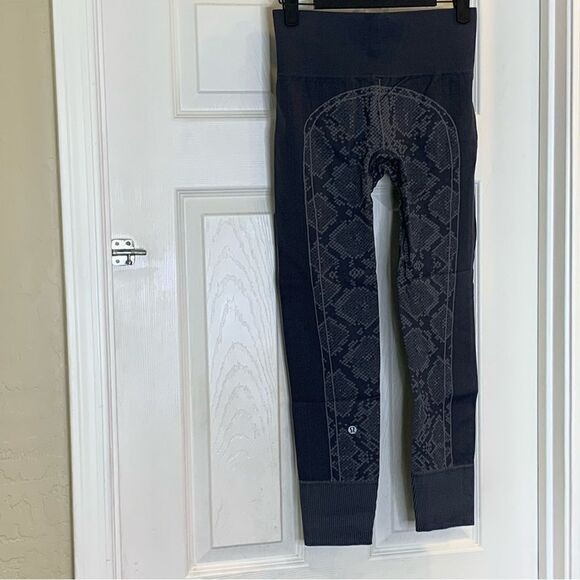 Lululemon Ebb To Street Heathered Dark Slate Snake Print Leggings Size 6 - Picture 4 of 10